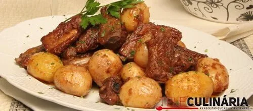 Entrecosto com batatas vermelhas