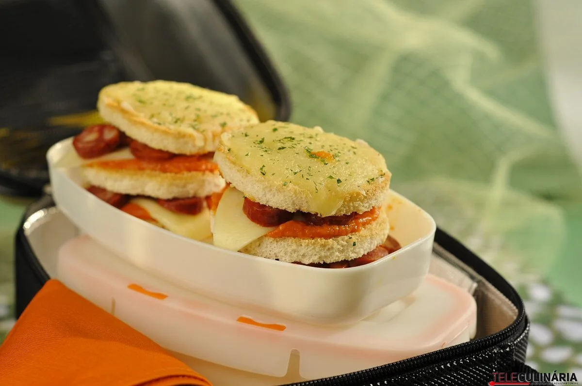 Pizza enformada com fatia de pão de forma