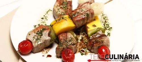 Espetos de carne com manga