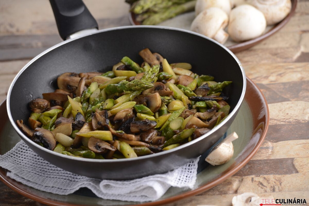 Salteado de espargos e cogumelos