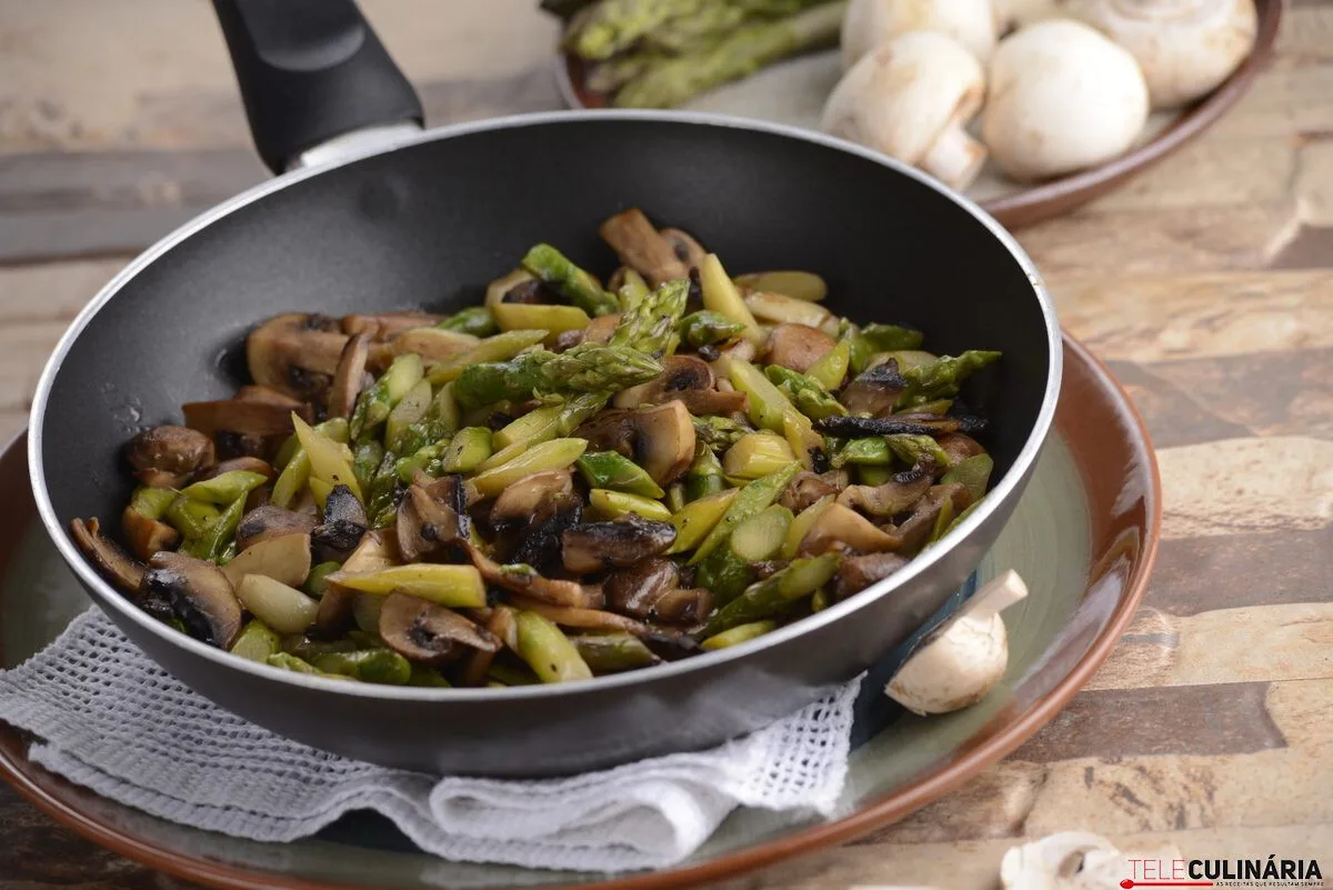 Salteado de espargos e cogumelos
