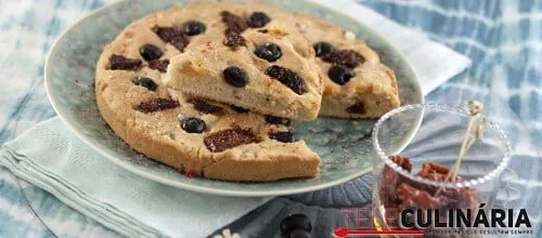 Focaccia de tomate seco e azeitonas