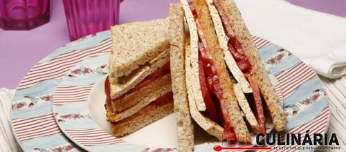 Tostas de pão integral com tofu e sementes de sésamo