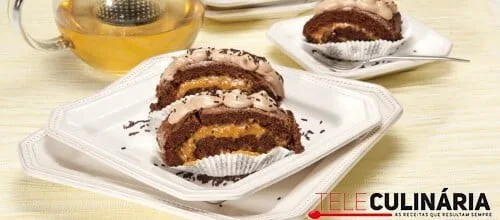 Rolo de chocolate com nozes e glace de chocolate