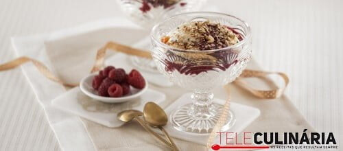 Biscoitos de amêndoa em taça com chantilly e frutos vermelhos
