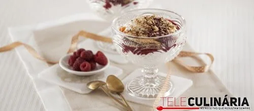 Biscoitos de amêndoa em taça com chantilly e frutos vermelhos