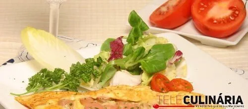 Omeleta de queijo e salsichas