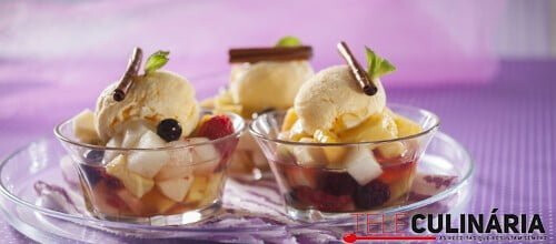 Salada de frutas flamejada com gelado