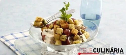 Salada de queijo azul com croutons de hortelã