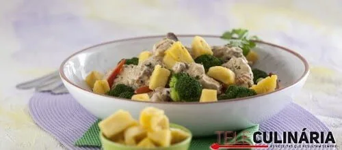 Frango no tacho com natas e ananás