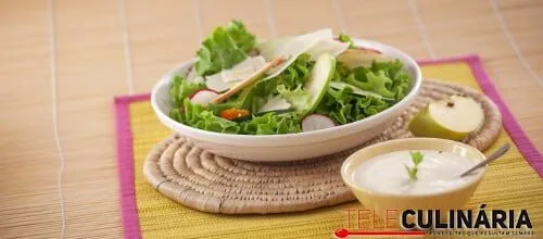 Salada de queijo e maçã com molho de hortelã