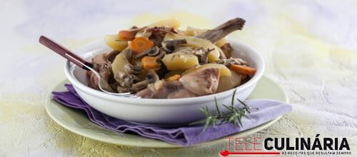 Coelho bêbedo com cogumelos