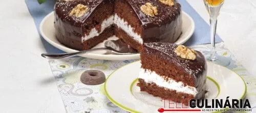Bolo de chocolate e nozes