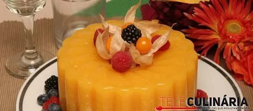 Pudim de manga com queijo branco e frutos do bosque