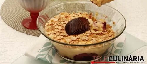 Crocante de ameixas frescas e amêndoa