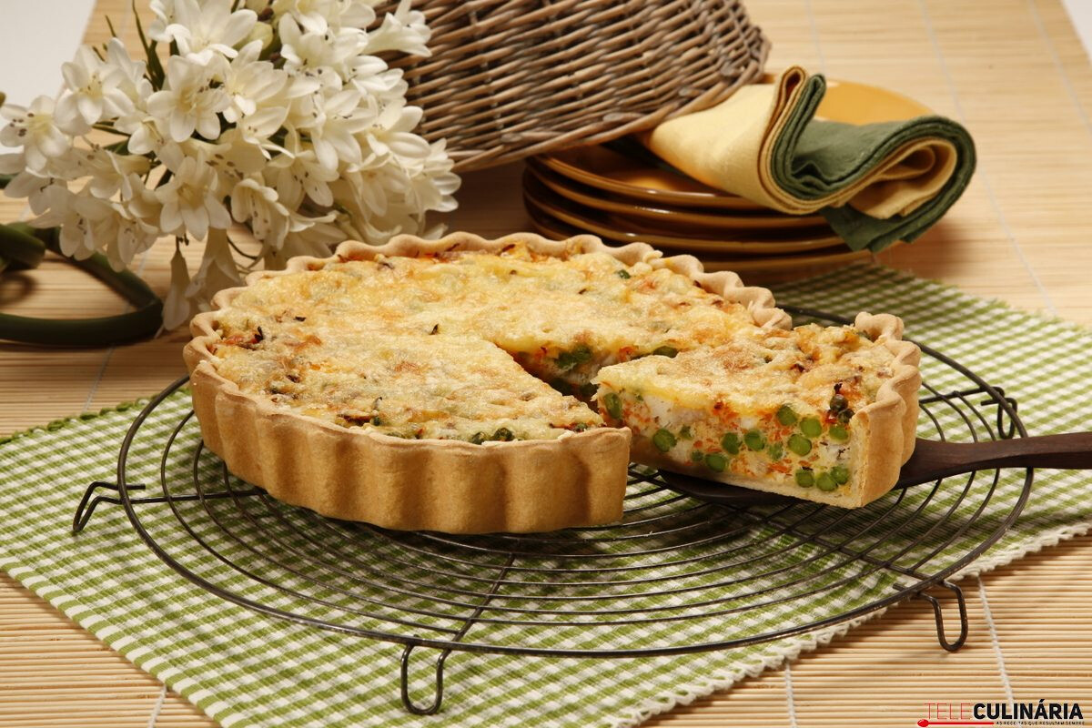 Quiche de peixe com ervilhas e cenoura