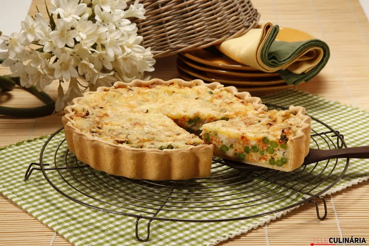 Quiche de peixe com ervilhas e cenoura