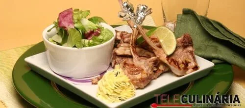 Costeletas de borrego com manteiga de alho