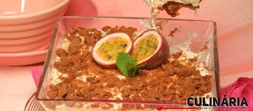 Doce de iogurte com maracujá e biscoitos