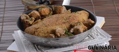 Carne de porco temperada com migas