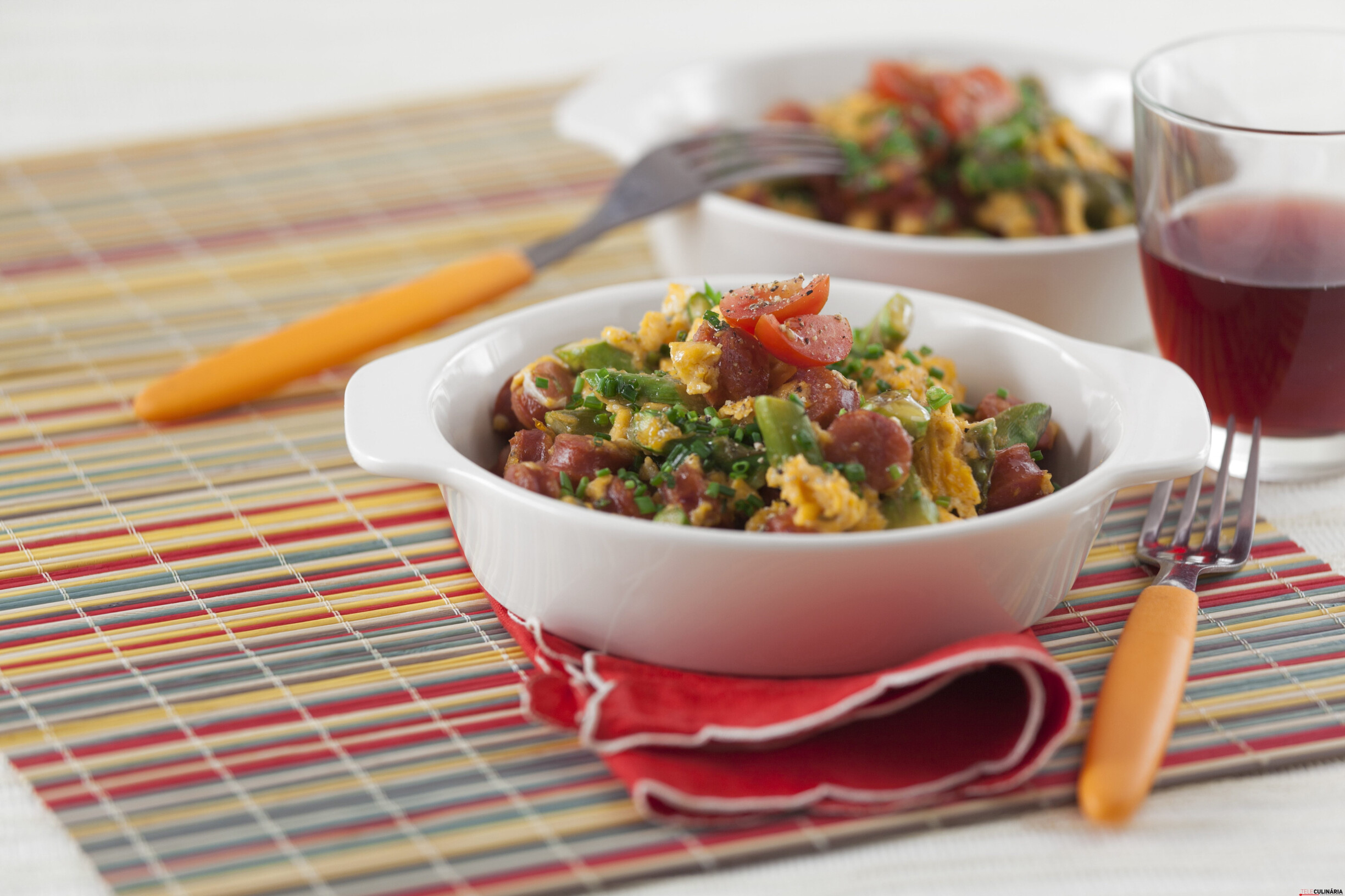 Linguiça e espargos com ovos mexidos