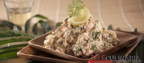 Salada de salmão com batatas e espargos