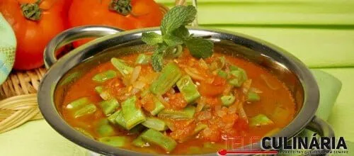 Sopa de feijão verde e tomate
