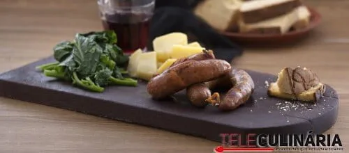 Alheira com batatas cozidas e grelos