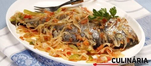 Dourada assada com tomate e pimento