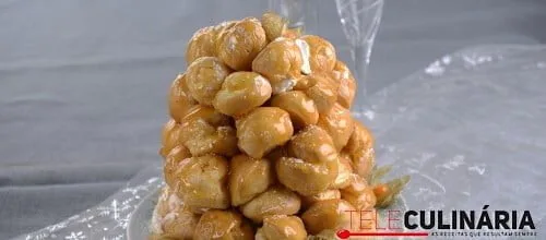 Pirâmide de profiteroles