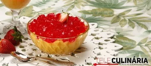 Delícia de manga com gelatina de morango