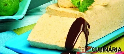 Pudim de bolacha com chocolate quente