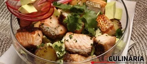 Salada de salmão e abacate com vinagrete