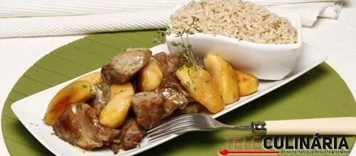 Carne de porco com maçãs