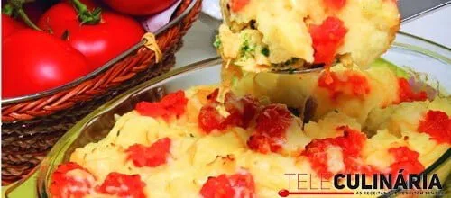 Empadão de salsichas e tomate com ovos mexidos