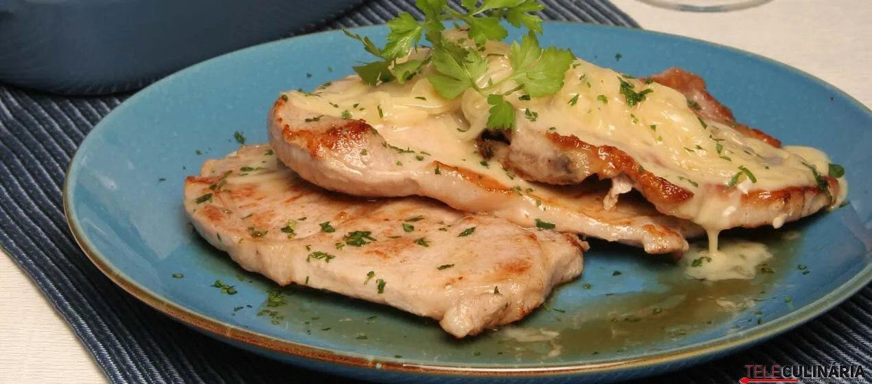 Costeletas de porco com molho branco