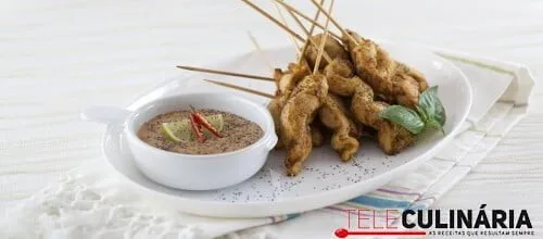 Espetadas de frango com especiarias e molho de amendoim