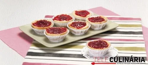 Empadinhas de queijo com geleia de framboesas