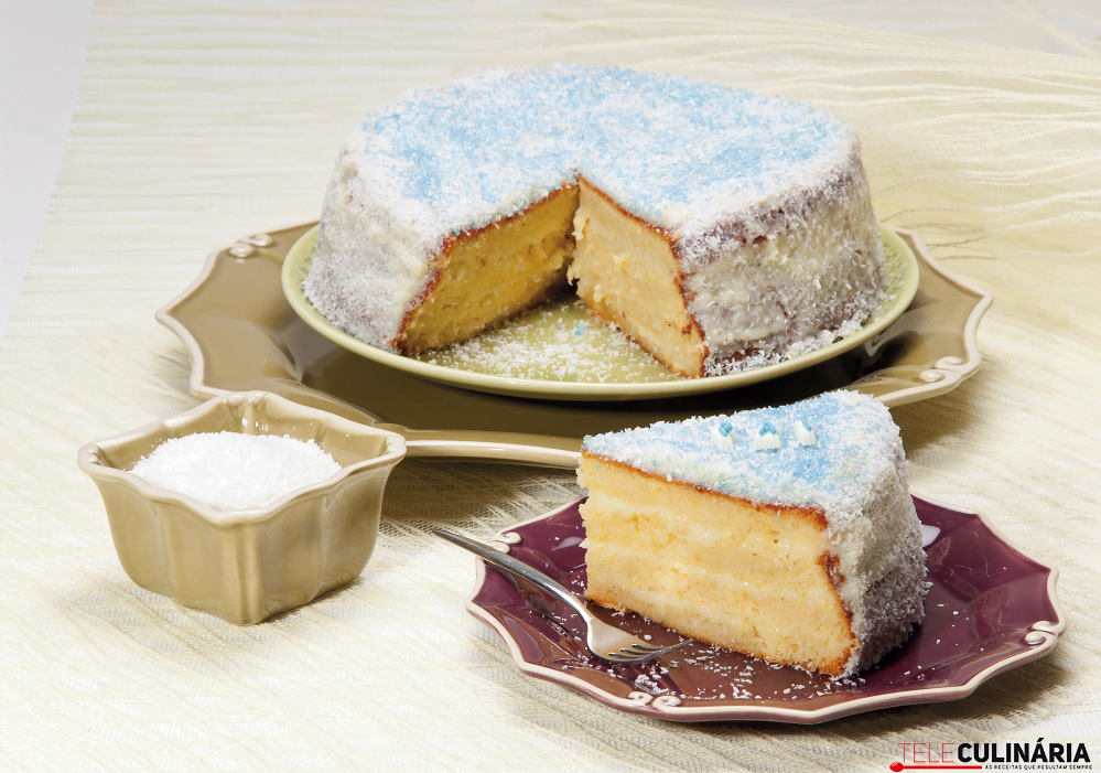 Bolo de limão com calda e creme de coco