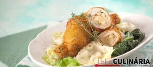 Crocantes de peru com queijo, banana e amendoim