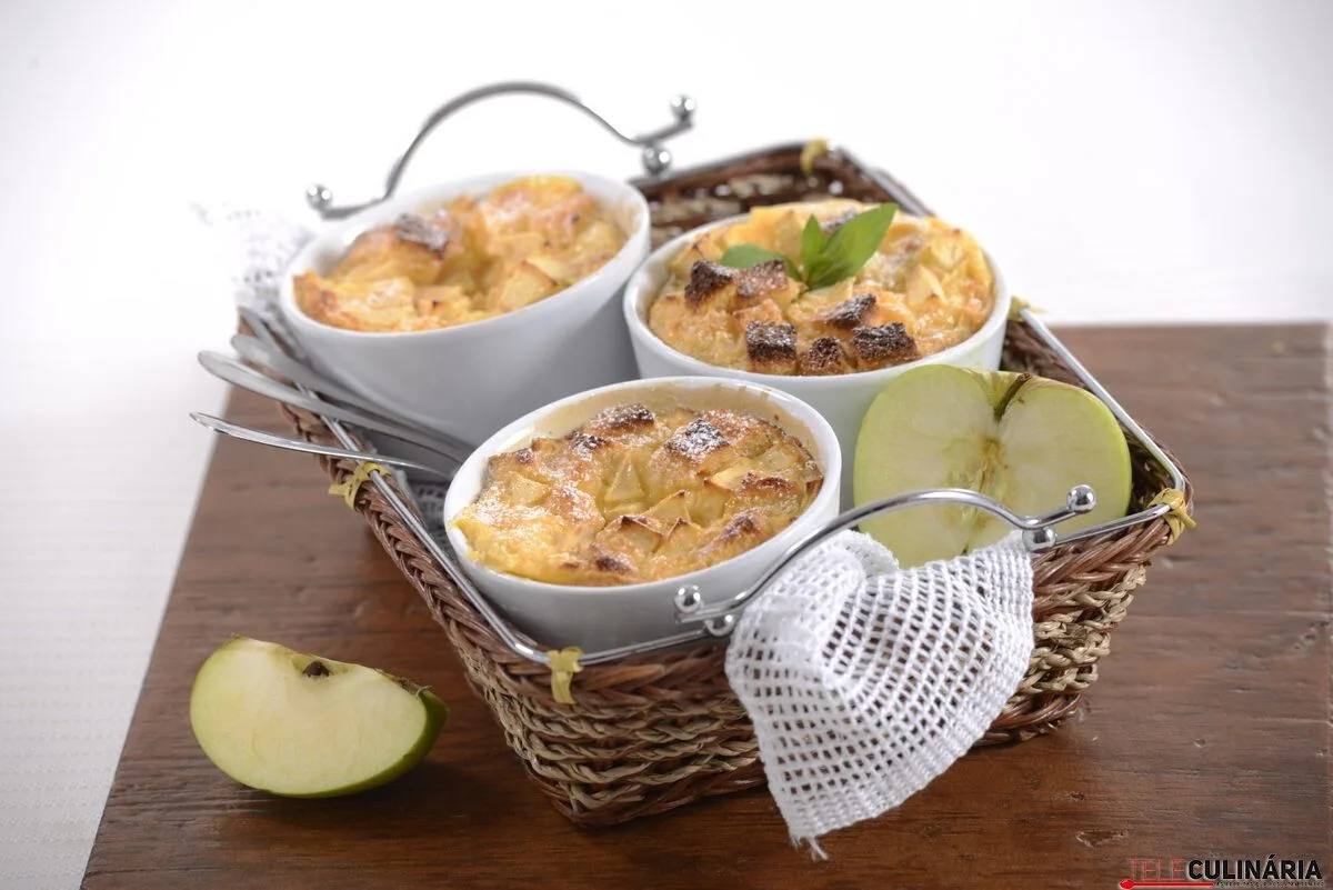 Flans de pão com maçã