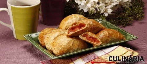Folhados com doce de tomate e amêndoa
