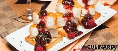 Rodelas de queijo fritas com frutos vermelhos