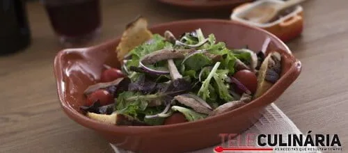 Salada de bifanas com broa de milho