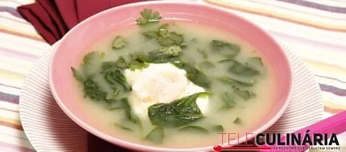 Sopa de espinafres com ovos escalfados
