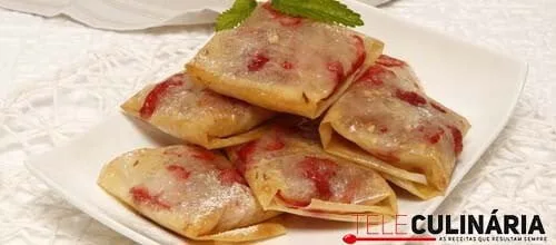 Pastéis de massa brick com recheio de morangos