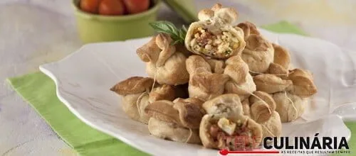 Folhadinhos de ovo com tomate e manjericão