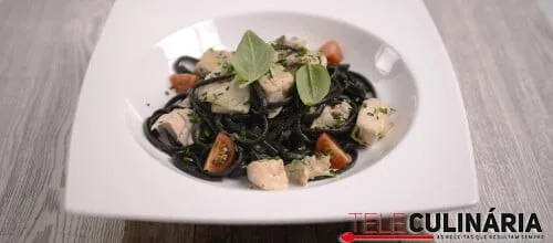 Linguine negro de amêijoas e cherne
