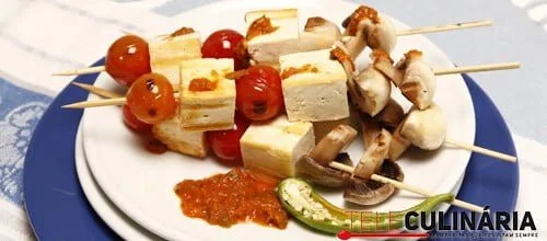 Espetadas de tofu e cogumelos com molho picante