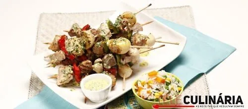 Espetadas de carne com arroz de legumes